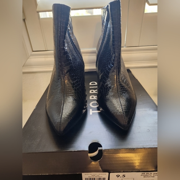 Torrid Black Faux Leather Snake Print Side Zip Pointed Toe Booties Size 9.5 WW - Picture 9 of 16